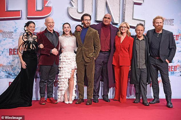 Lucy se pridružila svojim kolegama iz Red One (LR) JK Simmons, Kiernan Shipka, Chris Evans, Dwayne Johnson, Bonnie Hunt i Kristofer Hivju te američkom redatelju Jakeu Kasdanu