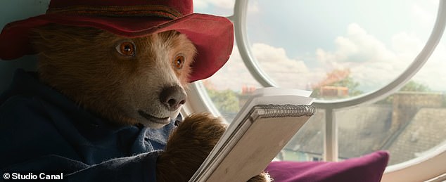 U Windsor Gardensu 32, Paddington (kojem je Ben Whishaw još jednom sjajno izglasao) prima pismo u kojem mu se govori da je njegova voljena teta Lucy, stanovnica Doma za umirovljene medvjede u njegovom rodnom Peruu, bolesna i da želi da je posjeti