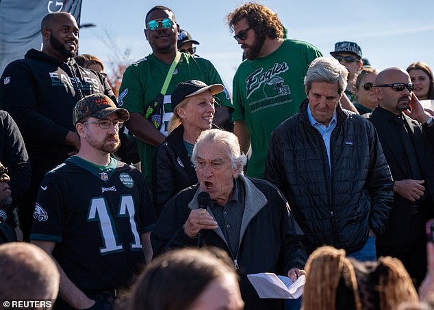 Stotine navijača Eaglesa okružilo je De Nira dok je držao govor prije NFL utakmice