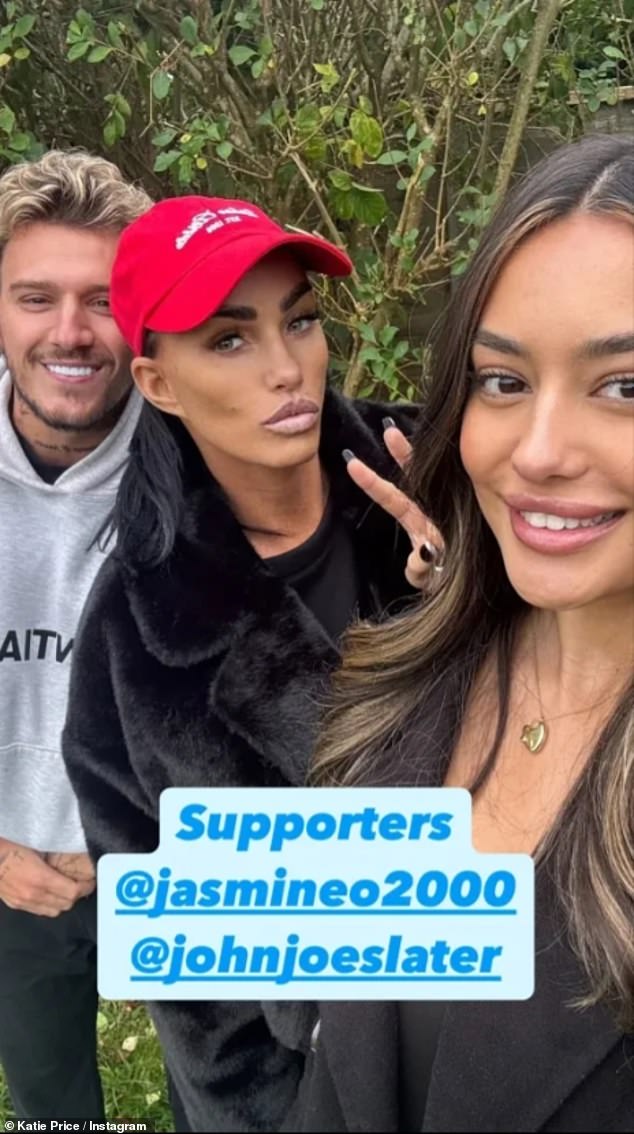 Katie Price bila je u nedjeljnom modu majke dok je bodrila svog sina Juniora Andrea (19) na njegovoj nogometnoj utakmici zajedno s djevojkom ambicioznog pjevača Jasmine Orr (24).