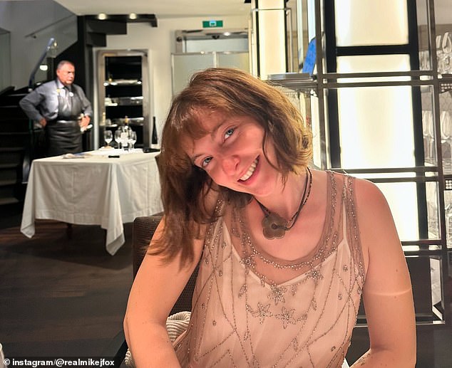 'Esme, sretan rođendan našoj renesansnoj djevojci', napisao je u svom natpisu na Instagramu obilježavajući njezin 23. rođendan. U jednom je snimku pokazala očaravajuć osmijeh dok se činilo da večera vani