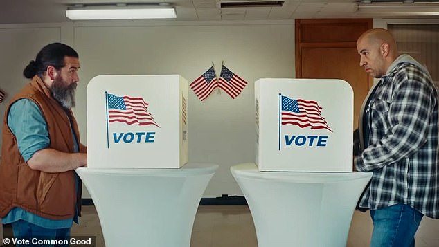 Clooney je ispričao oglas ljevičarske kršćanske organizacije Vote Common Good koji je pozvao muškarce da razmisle o tome kako njihov glas za Trumpa može 'utjecati na ljude do kojih vam je najviše stalo'