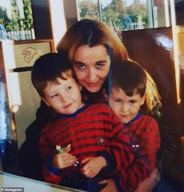 Barry je otkrio kako je njegov odgoj utjecao na njegovo roditeljstvo. Imao je 12 godina kada mu je majka Debbie umrla od predoziranja heroinom i nije imao nikakav odnos s ocem (na slici s bratom Ericom)