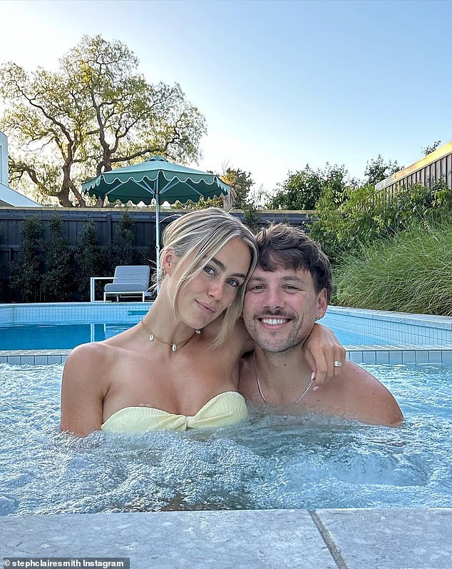 Steph Claire Smith, 30, (lijevo) u ponedjeljak su napali obožavatelji kada je podijelila eksplicitne detalje o svom seksualnom životu sa suprugom Joshom Millerom, 34, (desno)