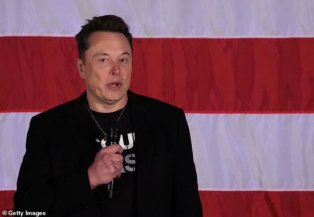 Elon Musk (53) i njegova bivša djevojka Grimes (36) istražuju mogućnost da biznismen milijarder živi sa svom svojom djecom i njihovim majkama. Slikano u Pennsylvaniji prošlog mjeseca