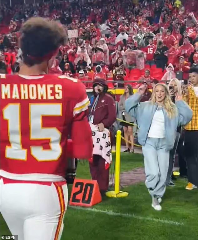 Brittany Mahomes, 29, pokazala je svoj trudnički stil dok je podržavala svog supruga Patricka Mahomesa na utakmici Kansas City Chiefsa protiv Tampa Bay Buccaneersa u ponedjeljak
