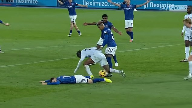 Leicesterov Abdul Fatawu srušio je napadača Ipswicha Conora Chaplina unutar šesnaesterca