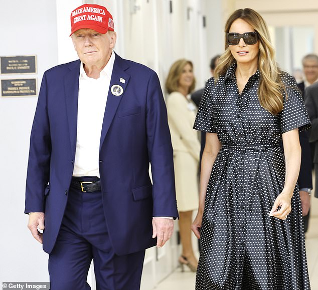 Trump je na fotografiji sa suprugom Melanijom Trump dok je glasao u Palm Beachu na Floridi 5. studenog
