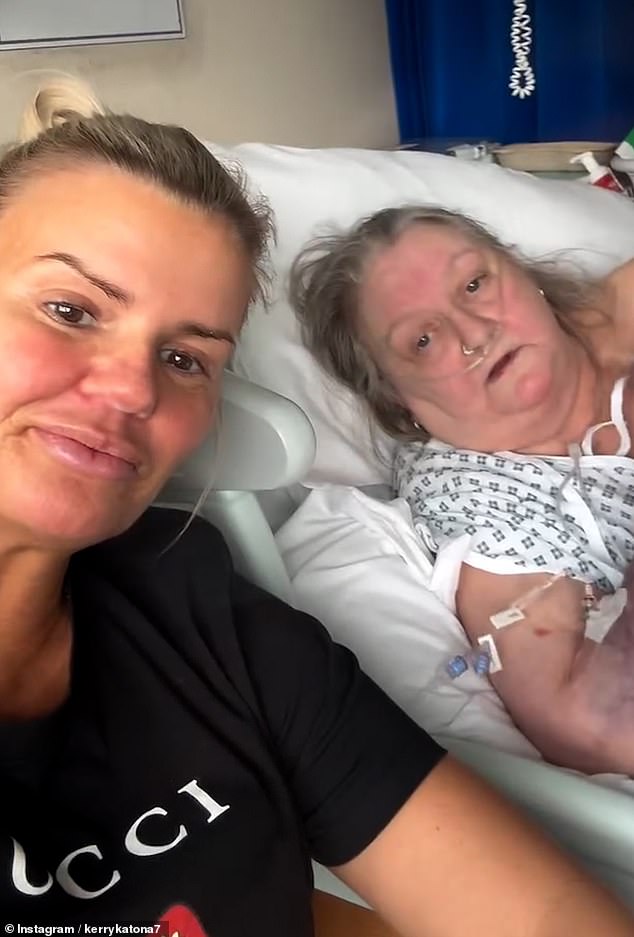 Dolazi nakon što je Kerry progovorila o 'izazovnom tjednu' dok je davala novosti o zdravlju svoje majke