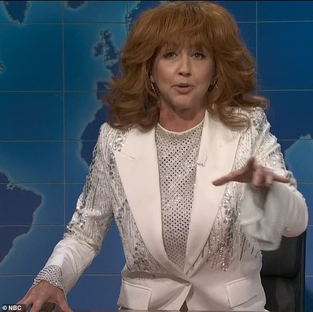 Tog je vikenda njegova izjava bila predmet šale u emisiji Saturday Night Live u kojoj je Heidi Garner, koja glumi Rebu McEntire, odgovorila na pitanje o svojoj podršci na izborima