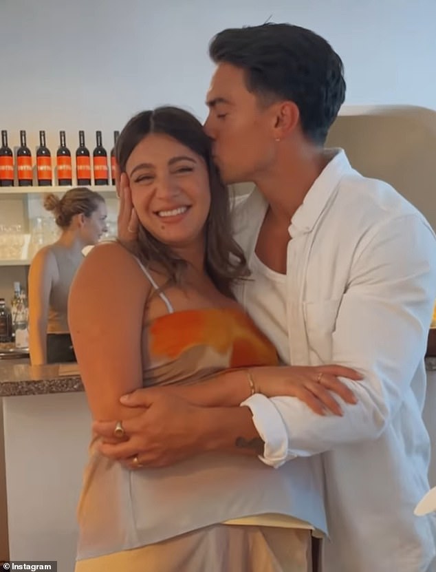 'Hot Purple Wiggle' John Pearce i supruga Jessie Adamo podijelili su pogled na dječji tuš za svog sina. Bivši član Justice Crewa (33) i njegova supruga u utorak su na Instagramu podijelili niz slika sa slavlja. Oba na slici