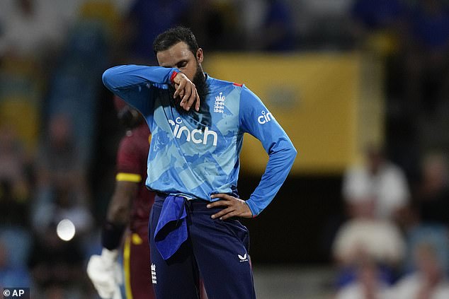 Adil Rashid reagira tijekom teškog poraza Engleske na Kensington Ovalu na Barbadosu