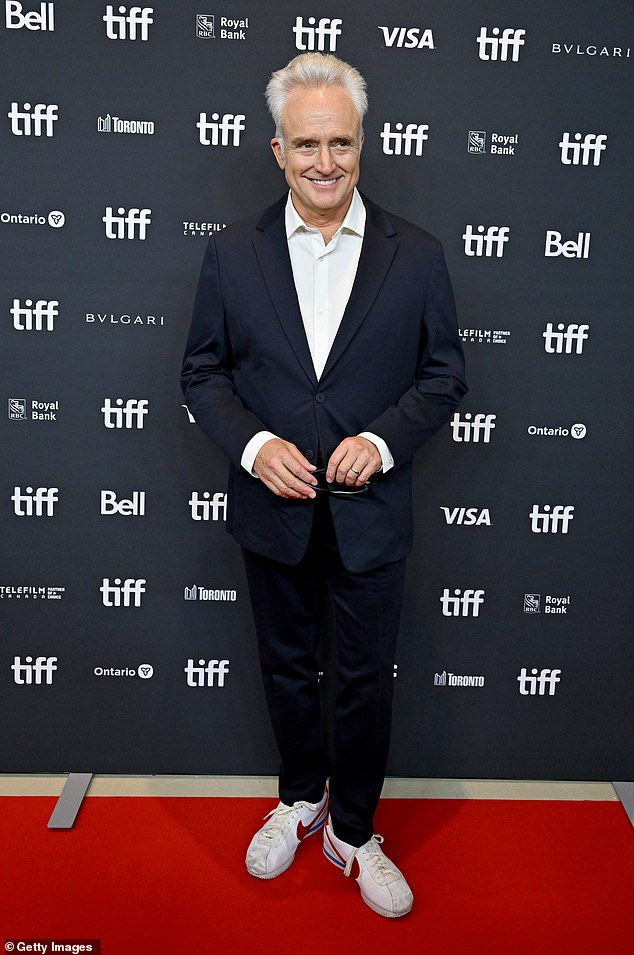Bradley Whitford, najpoznatiji po svojoj Emmyju nagrađenoj ulozi političkog savjetnika Josha Lymana u hit seriji, sugerirao je u srijedu da je veliki gubitak Kamale Harris, barem djelomično, posljedica situacije u zemlji "'rasist i seksist" priroda; (na slici 2022.)