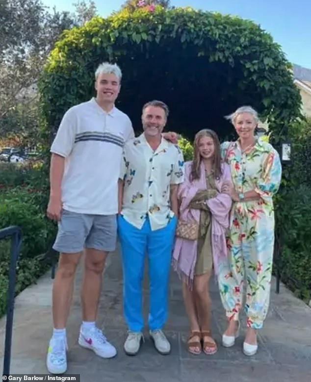 Dolazi nekoliko dana nakon što su Gary Barlow i njegov sin Daniel postali viralni nakon što je pjevač grupe Take That podijelio slatku obiteljsku fotografiju svog 24-godišnjeg sina kako se nadvija nad njim