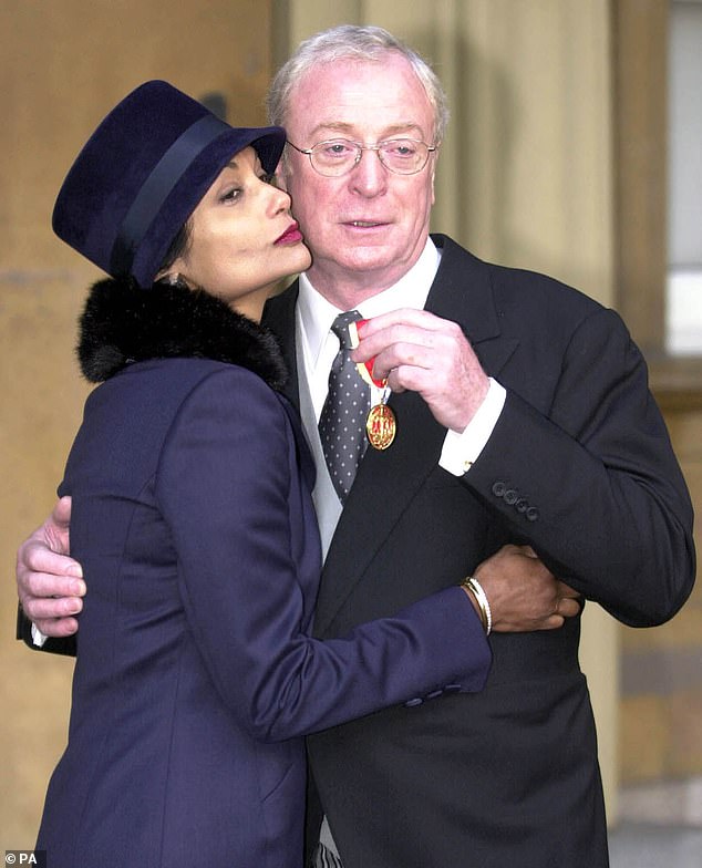 Britanija bi bila 'luda' da se riješi monarhije, rekao je Sir Michael Caine. Gore: sa suprugom Shakirom u Buckinghamskoj palači nakon proglašenja vitezom, studeni 2000