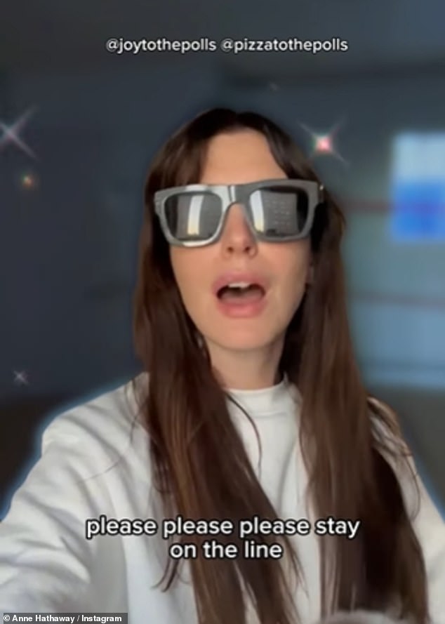 Zbunjeni obožavatelji Anne Hathaway svi su govorili istu stvar o bizarnom pjevanju zvijezde na izbornom danu u kojem pozivaju javnost da glasa