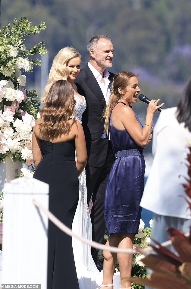 Par i njihovi gosti, uključujući bivšu zvijezdu Home and Away Eriku Heynatz, kasnije su slavili na prijemu u restoranu Pasadena gdje je Bella održala emotivan govor