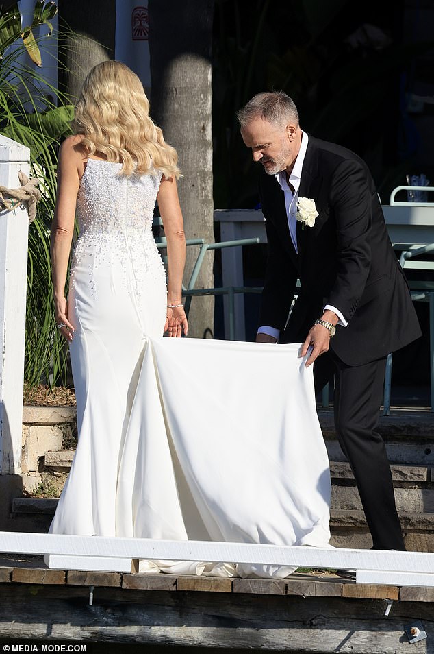 Steve je viđen kako pomaže svojoj mladoj s njezinim dugim šlepom