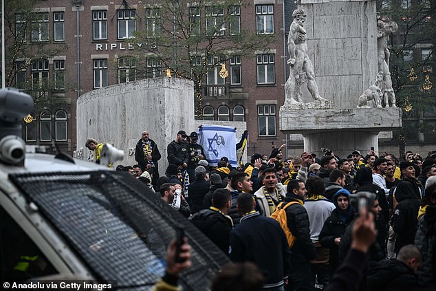 Navijači Maccabi Tel Aviva organizirali su proizraelske prosvjede na trgu Dam, paleći baklje i skandirajući slogane uoči utakmice UEFA Europske lige