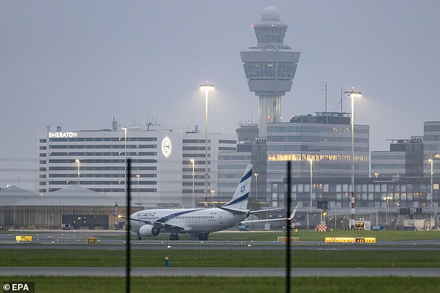 Zrakoplov El Al-a sletio je na pistu u zračnoj luci Schiphol u blizini Amsterdama, dok se izraelska vlada priprema za evakuaciju građana nakon napada na nogometne navijače