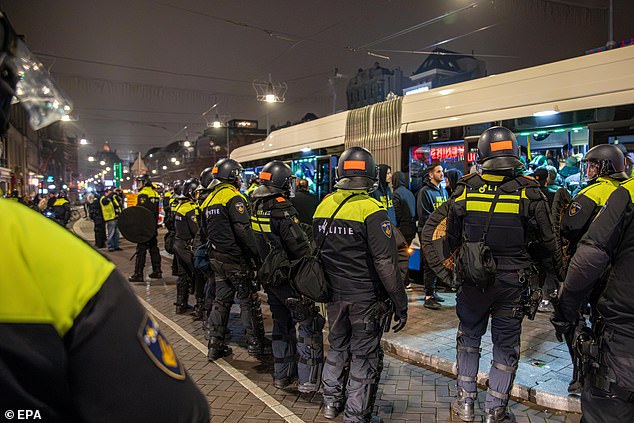 Policajci su napravili sigurnosni kordon oko autobusa nakon utakmice između Ajaxa i Maccabi Tel Aviva