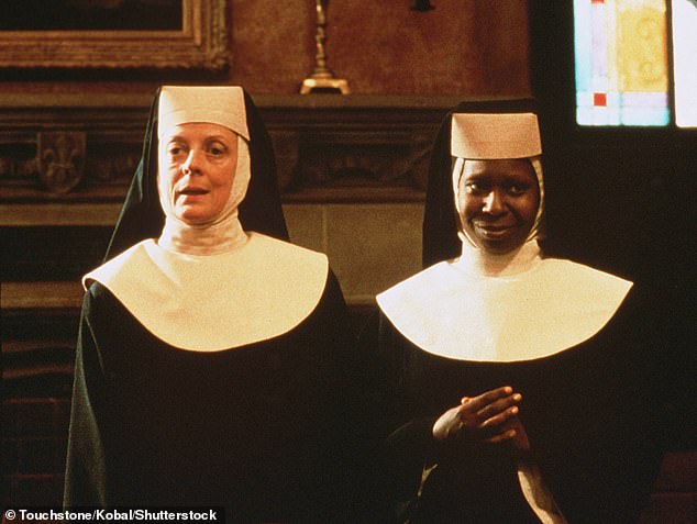 U prvom filmu Whoopi je glumila Deloris Van Cartier, pjevačicu koja ide na tajni zadatak u samostan nakon što je stavljena u program zaštite svjedoka