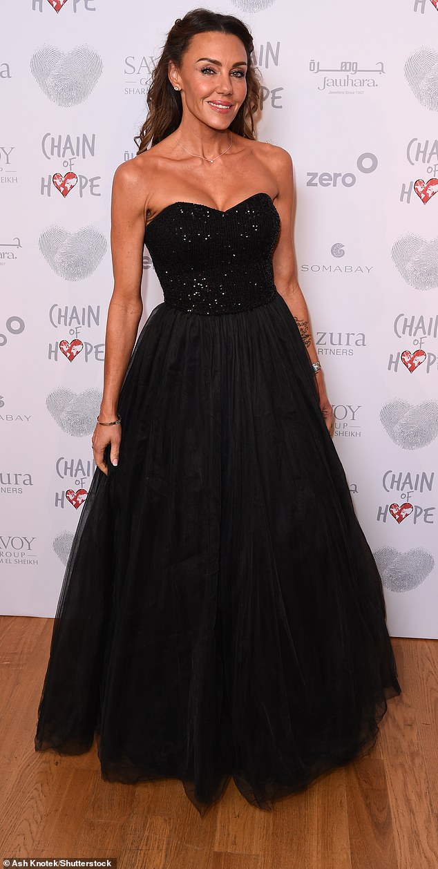 Michelle Heaton priredila je glamuroznu predstavu kad je stigla na događaj u crnoj haljini bez rukava s velikim grudima sa šljokicama na vrhu i suknji od tila