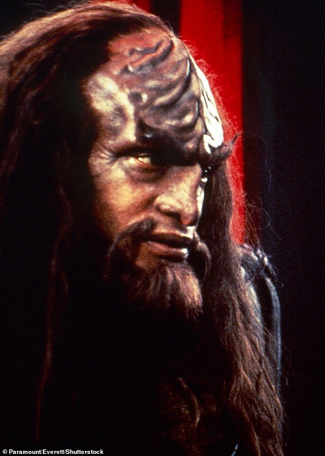 Također je glumio zapovjednika Starship Enterprisea Kurna u više serija Zvjezdanih staza, uključujući The Next Generation i Deep Space Nine (na slici)