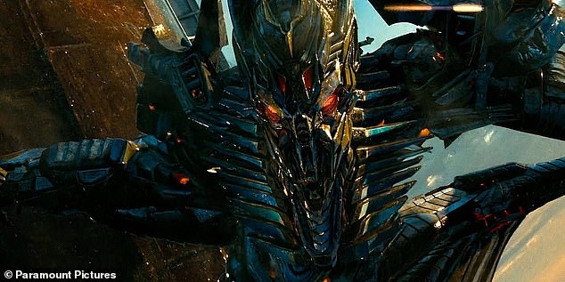 U filmu Michaela Baya Transformers: Revenge Of The Fallen, dao je glas za robota antagonista, The Fallen