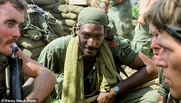 Jedan od njegovih ranih prodora u filmsku industriju bila je hvaljena ratna drama Olivera Stonea Platoon, objavljena 1986. kao prvi dio redateljeve vijetnamske trilogije