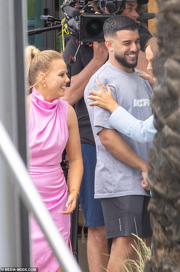 Iako nije bilo jasno je li Adrian stavio ponudu za sestrin stol, raspoloženje je definitivno izgledalo slavljeničko dok je trojac veselo čavrljao