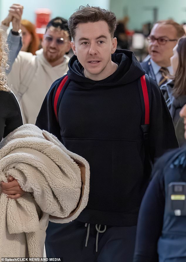 Glavni vokal i gitarist Danny navodno će biti među zvijezdama koje će ove godine krenuti u kamp, ​​a činilo se da potvrđuje njegov dodatak, Danny je stigao na aerodrom