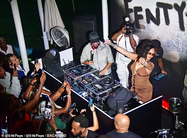 Rihanna se zabavila kao DJ na Fenty Beauty događaju u svom rodnom Barbadosu