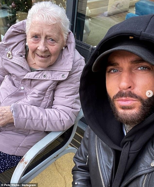 Bivši TOWIE stary, 36, bio je vrlo blizak sa svojom bakom Doreen koja je umrla 2022. Prethodno je njezinu smrt opisao kao 'najteže razdoblje u svom životu'