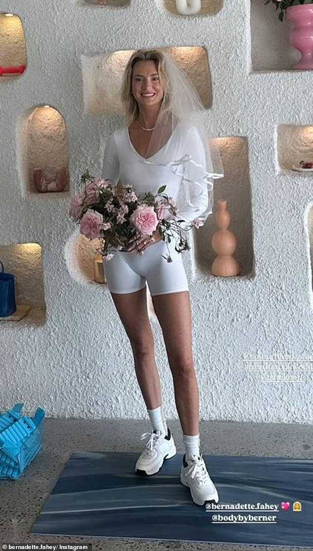 Jedna je slika prikazivala kraljicu Bondi Pilatesa, koja je instruktorica fitnessa nekima od najmoćnijih osoba iz društva u Sydneyju, kako pozira u studiju za vježbanje s bijelim velom dok je u rukama držala buket cvijeća