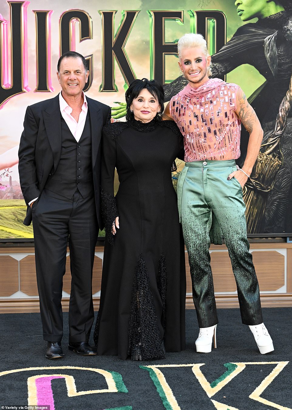 Pop zvijezda je također imala punu podršku svoje obitelji na zvjezdanoj premijeri. Majka hitmejkera We Can't Be Friends, Joan Grande, predstavila se glamurozno u svom prepoznatljivom potpuno crnom izdanju dok je pozirala na crvenom tepihu s njihovom obitelji. Grandein brat, Frankie Grande, i njezin otac, Ed Butera, također su bili prisutni na premijeri