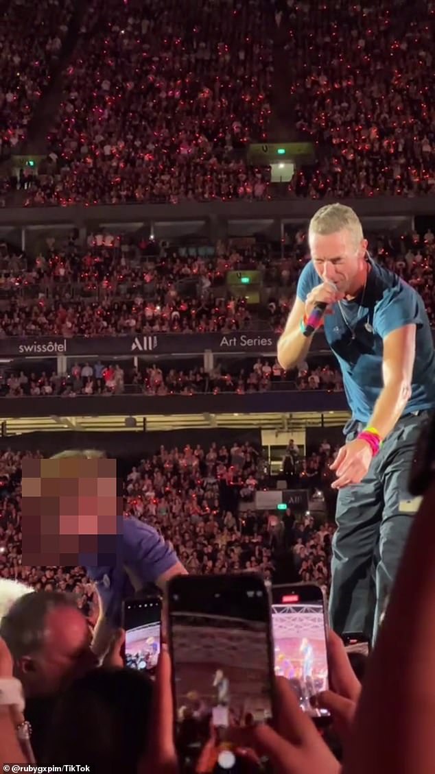 47-godišnjak je primijetio dječaka kako se muči u stojećem dijelu publike u četvrtak navečer: 'Ne moraju te gnječiti svi ti odrasli', rekao je Chris, dok su mladog obožavatelja dizali preko zapreka na pozornici mjesto uz pistu. 'Sjedni ovdje moj mali brate... bolje? Mi ćemo se pobrinuti za tebe čovječe'