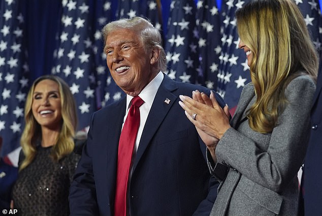 Savjetnici i stručnjaci s desnice u početku su se brinuli da bi Hinchcliffeove antiportorikanske šale mogle naštetiti republikanskom kandidatu kod latinoameričkih glasača; slikano s Larom Trump (L) i Melanijom Trump (R) 6. studenog u West Palm Beachu, Fla.