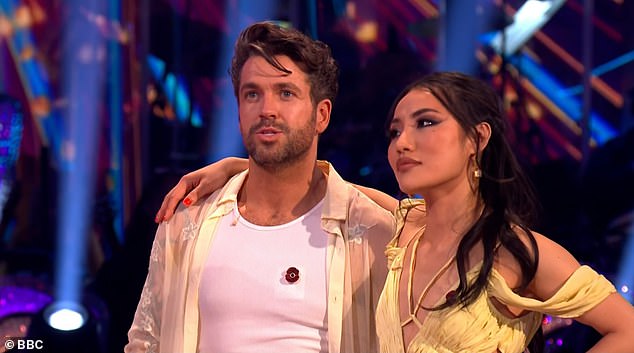 Glavni sudac dao je odlučujući glas nakon što su suci dobili podijeljenu odluku pri čemu su Craig i Motsi odlučili spasiti Shayne i Nancy, a Anton je glasao za Wynne i Katyu