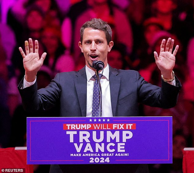 Pro-Trump Tony Hinchcliffe, 40, prekinuo je šutnju na X po prvi put otkako je Donald Trump pobijedio na američkim predsjedničkim izborima; slikano 27. listopada u Madison Square Gardenu
