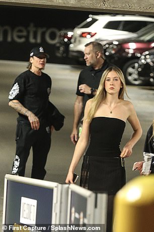 Sunday Rose, koja je debitirala kao model u Parizu prošlog mjeseca, obukla je crnu suknju bez ramena sa svojim plavim pramenovima spuštenim i razdvojenim