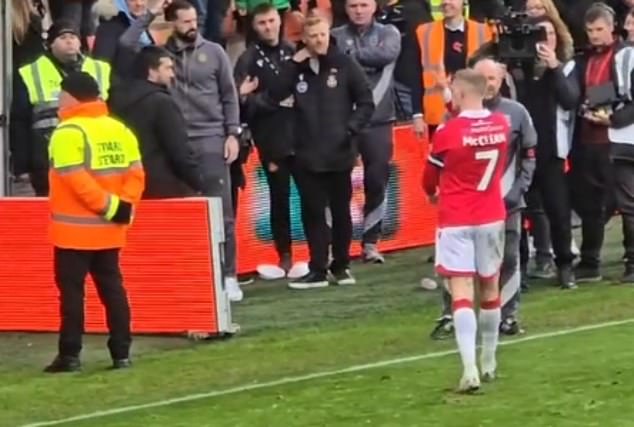 McClean je uočen kako naizgled šalje poljupce navijačima Mansfielda nakon što je bio zlostavljan