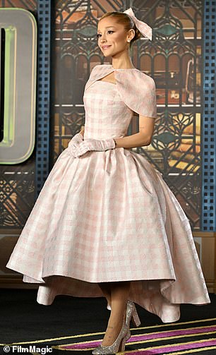 No, ansambl je ostavio pjevačevu posebno sitnu figuru potpuno prikazanom