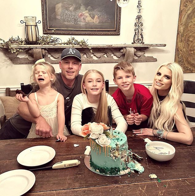 Par je na fotografiji s kćerima Birdie (5), Maxwell (12) i sinom Aceom (11)