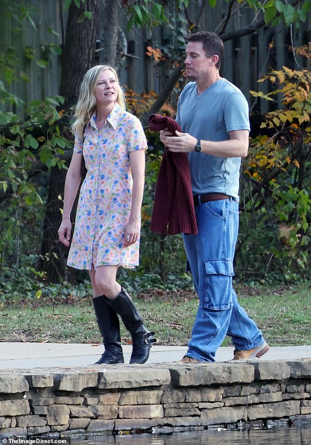 Činilo se da su suradnici dobro raspoloženi dok su šetali i razgovarali u parku uz vodu usred produkcije svog novog projekta. Za njihov dan snimanja, Tatum (44) nosio je ležernu odjeću dok se utjelovio u lik serijskog pljačkaša Jeffa Manchestera u istinitoj kriminalističkoj priči