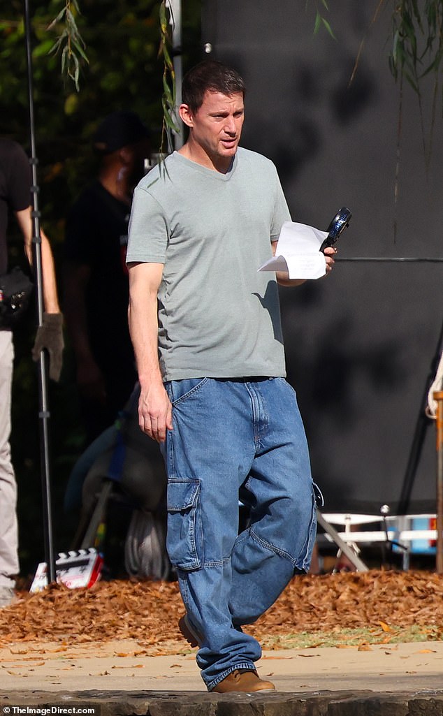 U jednom trenutku, zvijezda Blink Twice viđena je kako skida svoj bordo pleteni džemper i otkriva sivu majicu s V izrezom. Nosio je i par širokih traperica, spuštenih nisko na bokove, sa smeđim kožnim remenom kao i smeđe radne čizme od brušene kože.