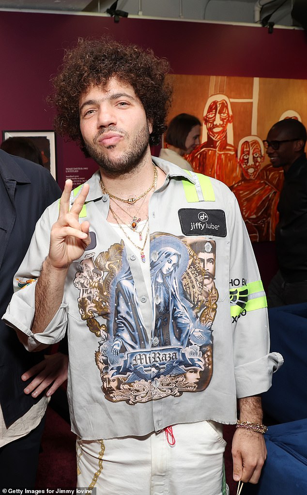 Još jedna osoba predstavljena u ovogodišnjem izdanju je dečko Selene Gomez, Benny Blanco (36), koji je izazvao različite reakcije obožavatelja; viđen 2024