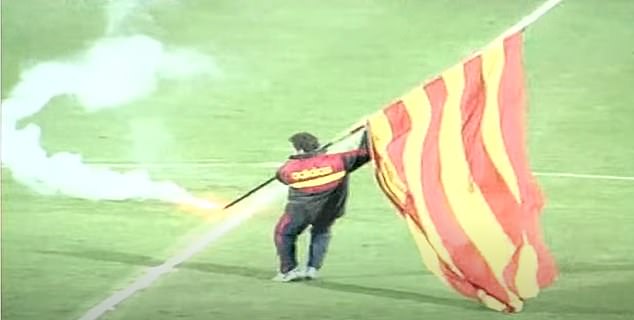 Stvorio je jednu od trajnih nogometnih slika kad je 1996. postavio zastavu Galatasaraya na teren na terenu Fenerbahcea.