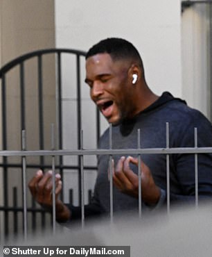 Činilo se da Strahan osjeća napetost nakon što se vratio u ABC-jevu emisiju Good Morning America