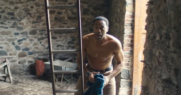 Međutim, Bridget ostaje zbunjena jer se koketni sastanci s gospodinom Wallakerom povećavaju i ona na kraju naleti na staju i nađe ga polugolog